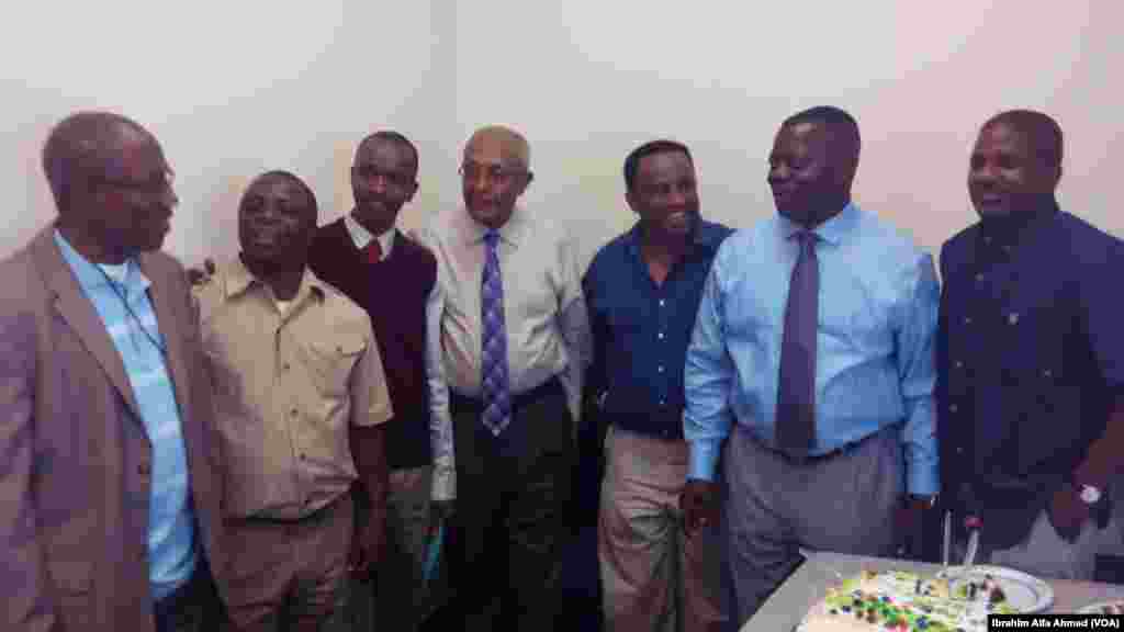 Sabbin iyayen tare da darektan bangaren Afirka na VOA, Negussie Mengesha, da shugaban sashen Hausa, Leo Keyen.