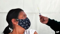 En esta fotografía de archivo del 15 de febrero de 2021, una mujer mira antes de ser vacunada con una dosis de la vacuna AstraZeneca contra COVID-19 en el área de Magdalena Contreras, Ciudad de México.
