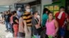 La gente espera en la fila para comprar comida en un supermercado después de que el gobierno de Nicaragua reportara el primer caso de la enfermedad por coronavirus (COVID-19), en Managua, Nicaragua, el 19 de marzo de 2020.