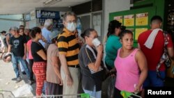 La gente espera en la fila para comprar comida en un supermercado después de que el gobierno de Nicaragua reportara el primer caso de la enfermedad por coronavirus (COVID-19), en Managua, Nicaragua, el 19 de marzo de 2020.