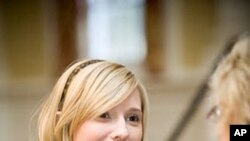 នាង​កាថឺរីន ប៊ែលីដា ជា​សមាជិក​អង្គការ​ Language Corps ហើយ​នាង​នឹង​ធ្វើ​ដំណើរ​ទៅ​ប្រទេស​កម្ពុជា​ដើម្បី​បង្រៀន​ភាសា​អង់គ្លេស។