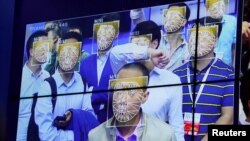 資料圖片：民眾在深圳一個公安科技產品展覽會上體驗人臉識別技術。
