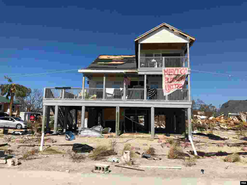 Un cartel que dice &quot;Mexico Beach Unidos&quot;, cuelga de lo que queda de una casa en Mexico Beach, Florida, la comunidad costera junto a Panama City, Florida, que recibió el impacto más fuerte del huracán Michael el 10 de octubre de 2018.&nbsp;Sábado 13 de octubre de 2018. Foto, Jorge Agobián.