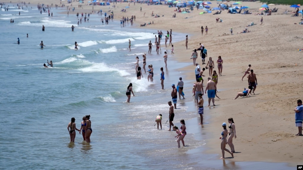 Las aguas del Océano Atlántico atraen a los bañistas a la playa de Old Orchard, en Maine, EEUU, el 18 de junio de 2024, bajo una ola de calor que se mueve hacia la región.