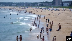 美国东北部缅因州的民众在大西洋海滩避暑。(2024年6月18日)