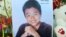 2018年2月16日，佛罗里达州帕克兰的纪念场所有15岁的华裔学生王孟杰（Peter Wang）的照片。面对枪击案凶手，他勇敢地顶住门，让同学先离开，最后不幸牺牲。