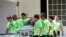 Escolares con playeras anti-bullying cargan el ataúd de Rebecca Sedwick, de 12 años, que se suicidó acosada por sus compañeras de escuela.