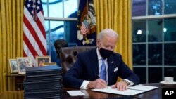조 바이든 미국 대통령이 취임 첫날인 20일 백악관에서 여러 건의 행정명령에 서명했다.