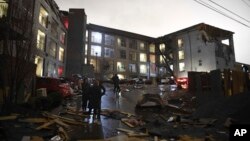 Puing-puing terlihat berserakan pasca hantaman tornado di Nashville, Selasa pagi, 3 Maret 2020. 