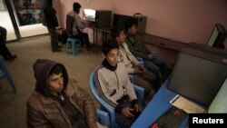 Suasana di sebuah kafe game di Kabul, Afghanistan, 2 Maret 2014. (REUTERS/Morteza Nikoubaz)