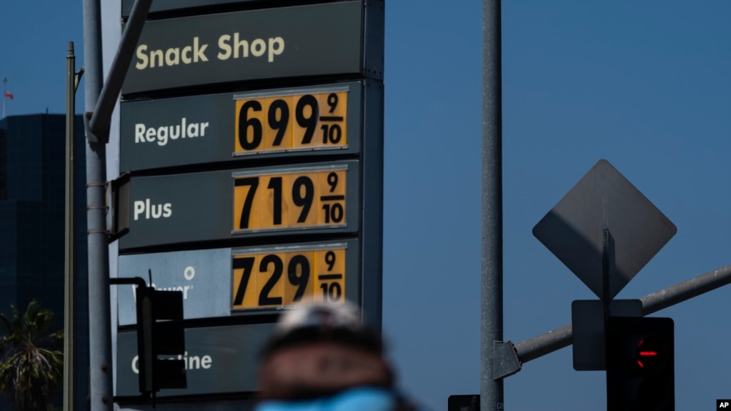 美国洛杉矶一个加油站显示的汽油价格（2022年5月24日）(photo:VOA)