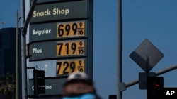 美國洛杉磯一個加油站顯示的汽油價格（2022年5月24日）