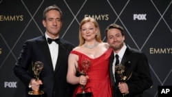 Los premiados Matthew Macfadyen, Sarah Snook y Kieran Culkin de "Succession" posan juntos durante la 75ª edición de los premios Emmy.