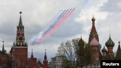 ARHIVA - Ruski avioni nadleću Moskvu (Foto: Reuters/Marina Lystseva)