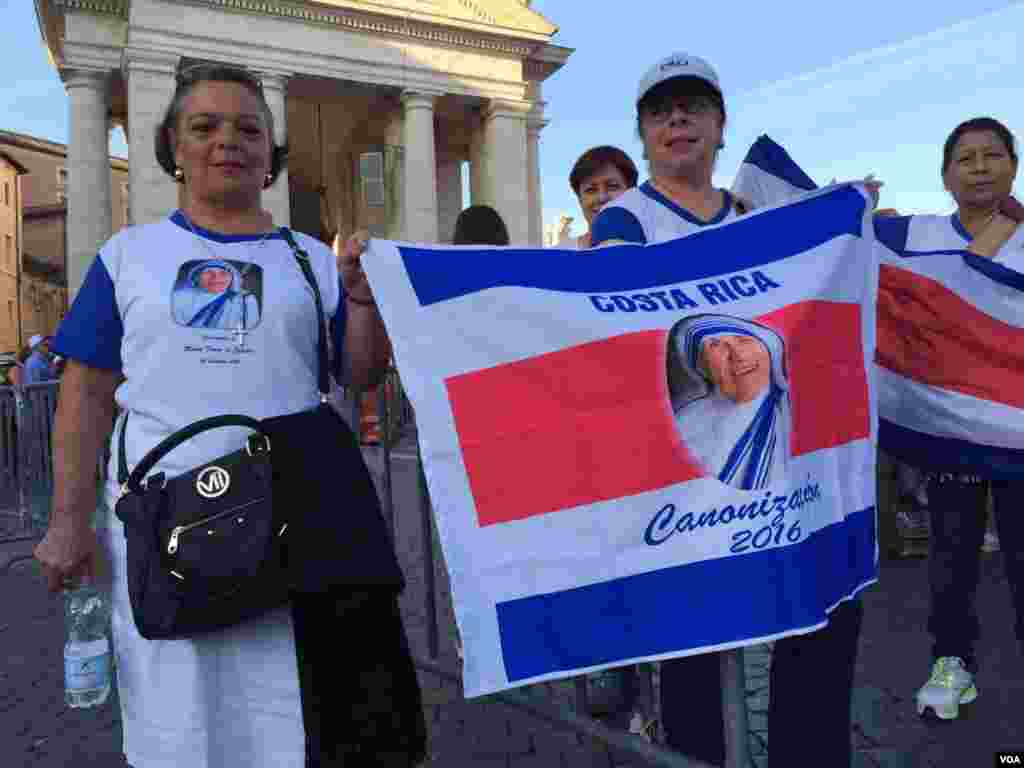 Creyentes de la Madre Teresa de Calcuta acudieron desde países como Costa Rica a la ceremonia de canonización. [Foto: Celia Mendoza, VOA].