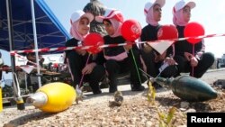 Anak-anak sekolah di Naqoura, Lebanon, mendapatkan pelatihan untuk bisa mengidentifikasi ranjau darat (foto: ilustrasi). 