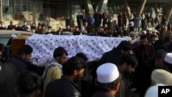 Warga Afghanistan membawa peti jenazah Mohammad Yousuf Rasheed, kepala Forum Pemilihan Bebas dan Adil (FEFA) Afghanistan, dalam upacara pemakamannya, di Kabul, Afghanistan, Rabu, 23 Desember 2020.