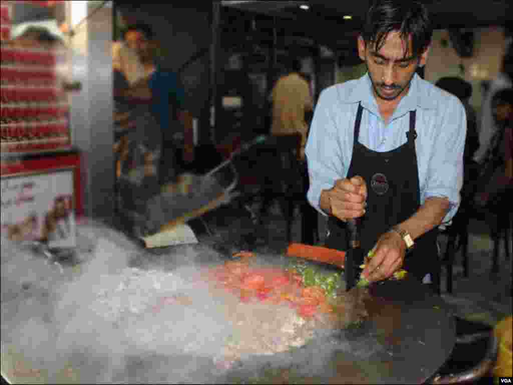 برنس روڈ کی فوڈ اسٹریٹ پر دکاندار کٹاکٹ کی تیاری میں مصروف ہے