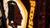 Mercancía de los Washington Redskins en una tienda de deportes en Virginia, el 13 de julio del 2020. 