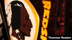 Mercancía de los Washington Redskins en una tienda de deportes en Virginia, el 13 de julio del 2020. 