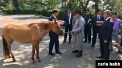 El ministro de Defensa de Mongolia, Nyamaa Enkhbold, (derecha) obsequia un caballo al secretario de Defensa de EE.UU., Mark Esper, en Ulán Bator, Mongolia, el jueves, 8 de agosto de 2019.