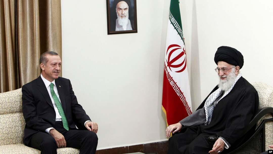 Pemimpin tertinggi Iran, Ayatollah Ali Khamenei (kanan) menerima kunjungan PM Turki Recep Tayyip Erdogan di Teheran, Iran hari Rabu (29/1). 