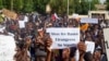 Des manifestants se rassemblent pour soutenir les soldats putschistes dans la capitale Niamey, au Niger, le 30 juillet 2023.