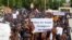 Des manifestants se rassemblent pour soutenir les soldats putschistes dans la capitale Niamey, au Niger, le 30 juillet 2023.