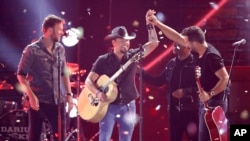 Charles Kelley, ຈາກ​ຊ້າຍ, Jason Aldean, Darius Rucker, ​ແລະ Luke Bryan ໃນ​ງານ​ສະ​ແດງ​ທີ່ພິ​ທີ​ມອບ​ລາງວັນ​ດົນ​ຕີລູກ​ທົ່ງ​ອາ​ເມ​ຣິ​ກັນ, 6 ພຶດ​ສະ​ພາ 2018