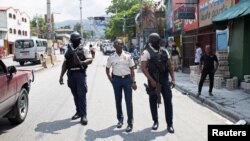 Oficerët e policisë në një rrugë të qytetit Port-au-Prince, pasi u rrëmbyen misionarët amerikanë (17 tetor 2021)