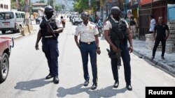 Abapolisi ku muhanda wa Port-au-Prince nyuma y'ifatwa bunyago ry'abantu16 barimo Abanyamerika n'umunyanyakanada