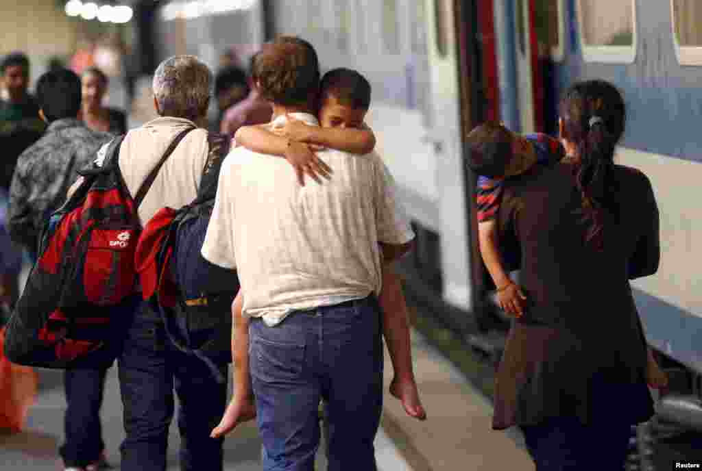 Travelers believed to be migrants leave a train coming from Hungary at the railway station in Vienna, Austria, September 1, 2015. 