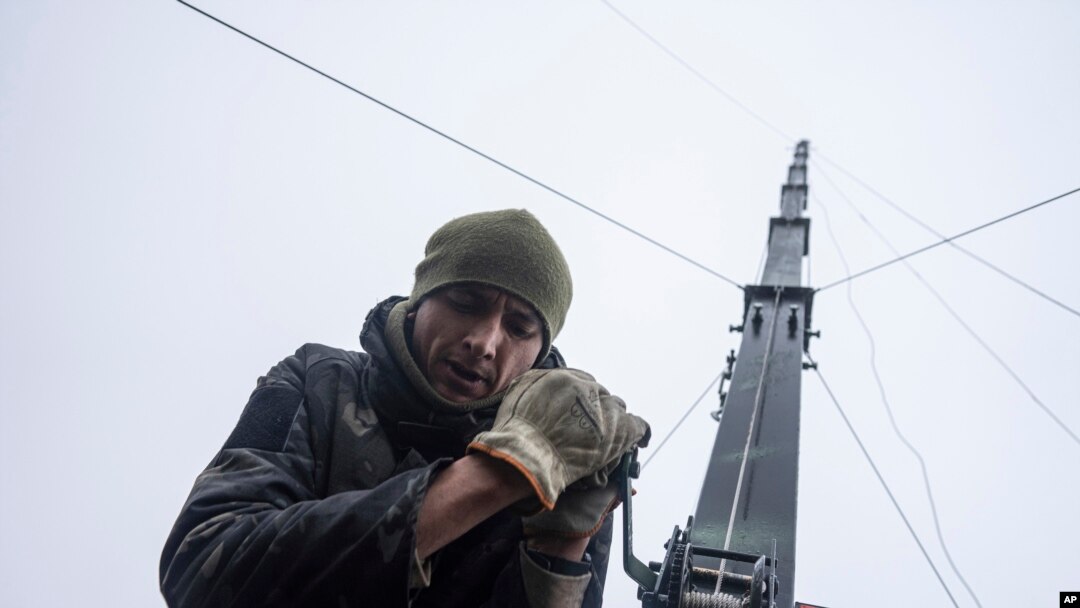 Un soldado ucraniano prepara una torre telescópica con una cámara remota en el frente de batalla cerca de Jarkov, Ucrania, el 25 de diciembre de 2022.