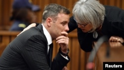 L'ancien athlète Oscar Pistorius un moment avant que le juge ne prononce sa sentence pour le meurtre de Reeva Steenkamp à la cour de Justice de Pretoria, Afrique du Sud, le 13 juin 2016. 