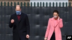 Pangeran William dan Kate, Duchess of Cambridge, saat meninjau School21, di kawasan timur kota London, Kamis, 11 Maret 2021. (Justin Tallis/Pool via AP)