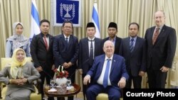 Presiden Israel Reuven Rivlin menerima tujuh anggota delegasi Muslim Indonesia termasuk Profesor Istibsyaroh (kiri, duduk), ketua Komisi Perempuan, Remaja dan Keluarga Majelis Ulama Indonesia Pusat. (Foto: Situs Kementerian Luar Negeri Israel)