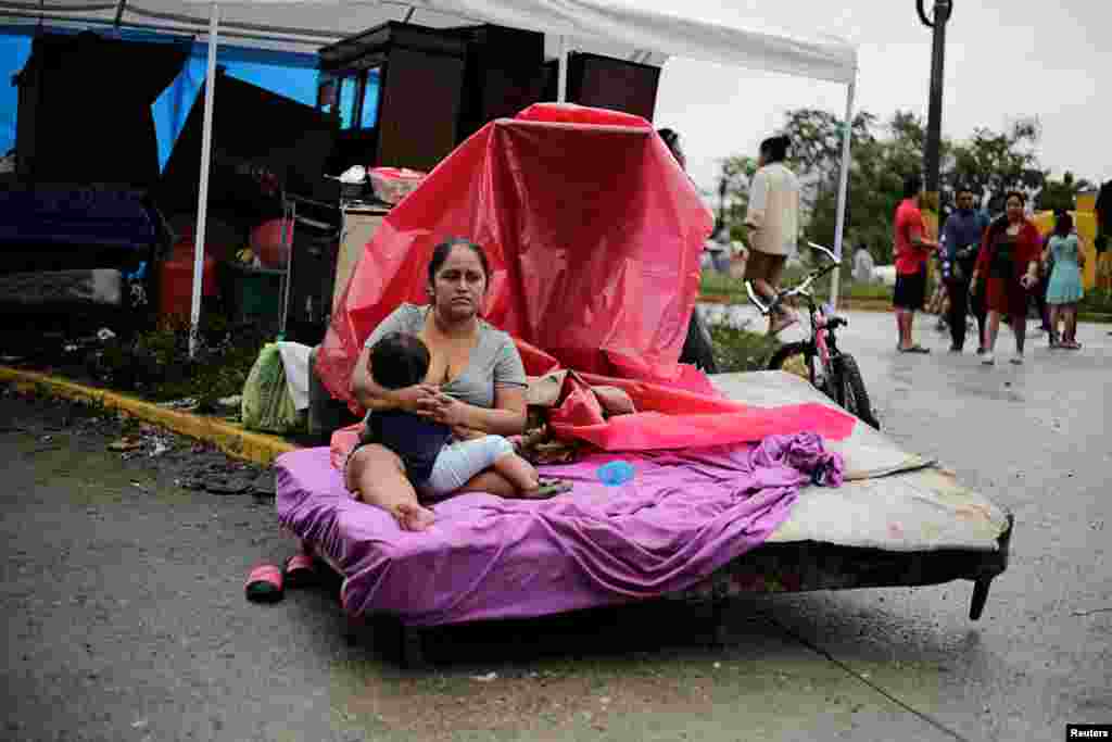 Una mujer amamanta a su hijo mientras se sienta en su cama fuera de un &#225;rea inundada durante el paso de la tormenta Eta, en La Lima, Honduras, el 5 de noviembre de 2020.