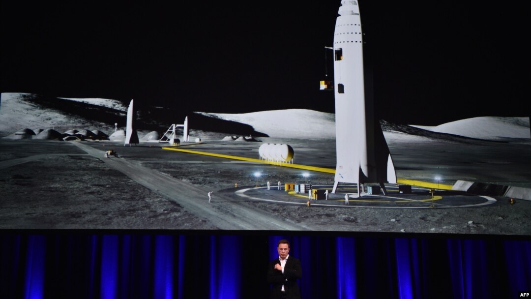Elon Musk saat memaparkan rencana pengembangan roket penumpang di Adelaide, Australia, Jumat (29/9). 