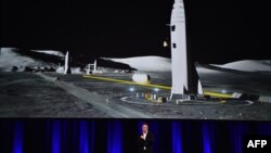 Elon Musk saat memaparkan rencana pengembangan roket penumpang di Adelaide, Australia, Jumat (29/9). 