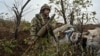 烏克蘭軍人在扎波羅熱州羅博季涅村外檢查前俄軍陣地（2023年11月23日）