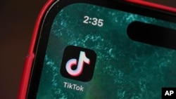 El logotipo de TikTok se muestra en un teléfono móvil el viernes 17 de enero de 2025 en Denver, Colorado, EEUU. (Foto AP/David Zalubowski).