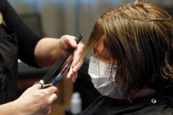 با کاهش محدودیتها دربرخی ازایالتهای آمریکا، آرایشگاه‌ها نیز با رعایت اصول بهداشتی باز شده‌اند