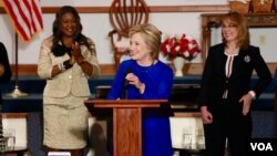 Democratic presidential candidate Hillary Clinton speaks at Central Baptist Church in Columbia, S.C., joined by Sybrina Fulton, left, the mother of shooting victim Trayvon Martin, and former U.S. Representative Gabrielle Giffords. (B. Allen/VOA)