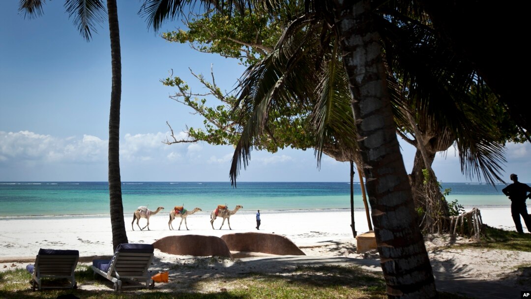 Suasana di pantai Diani, destinasi wisata yang terkenal di pesisir pantai Kenya. (Foto: dok). Sejak bulan Mei, al-Shabab telah melakukan sejumlah serangan yang mengakibatkan korban jiwa di daerah timur laut dan pesisir Kenya, yang berbatasan dengan Somalia.