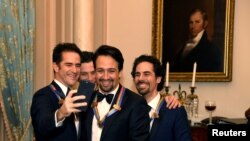 Imagen de archivo de los miembros del elenco de la obra "Hamilton" de Broadway (de izquierda a derecha) Andy Blakenbuehler, Thomas Kail (atrás), Lin-Manuel Miranda y Alex Lacamoire tomándose una fotografía al cierre de la cena de gala.