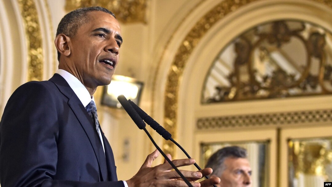 Presiden AS Barack Obama (kiri) memberikan konferensi pers bersama Presiden Argentina Mauricio Macri di Buenos Aires, Rabu (23/3).