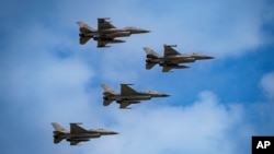 Винищувачі F16 ВПС Румунії та румунського Європейського навчального центру F-16 (EFTC), який також готуватиме українських пілотів, Бухарест, Румунія, 22 травня 2024 р. AP Photo/Vadim Ghirda