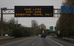 지난 12일 미국 메릴랜드주의 한 고속도로의 전광판에 정부의 '자택대기령' 권고 메세지가 나오고 있다.