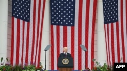 조 바이든 미국 대통령이 27일 버지니아주에 있는 알링턴 국립묘지에서 거행된 제156회 메모리얼데이 기념식에서 연설을 하고 있다.