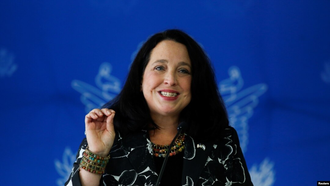 Foto de archivo de Jean Manes, encargada de Negocios de la Embajada de Estados Unidos en El Salvador, durante una conferencia de prensa, el 1 de junio de 2021.